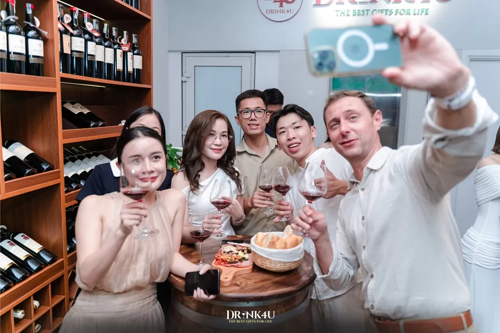 HAI THƯƠNG HIỆU DOMAINE ROMBEAU VÀ CHÂTEAU ROMBEAU CỦA NHÀ LÀM VANG DOMAINE DE ROMBEAU